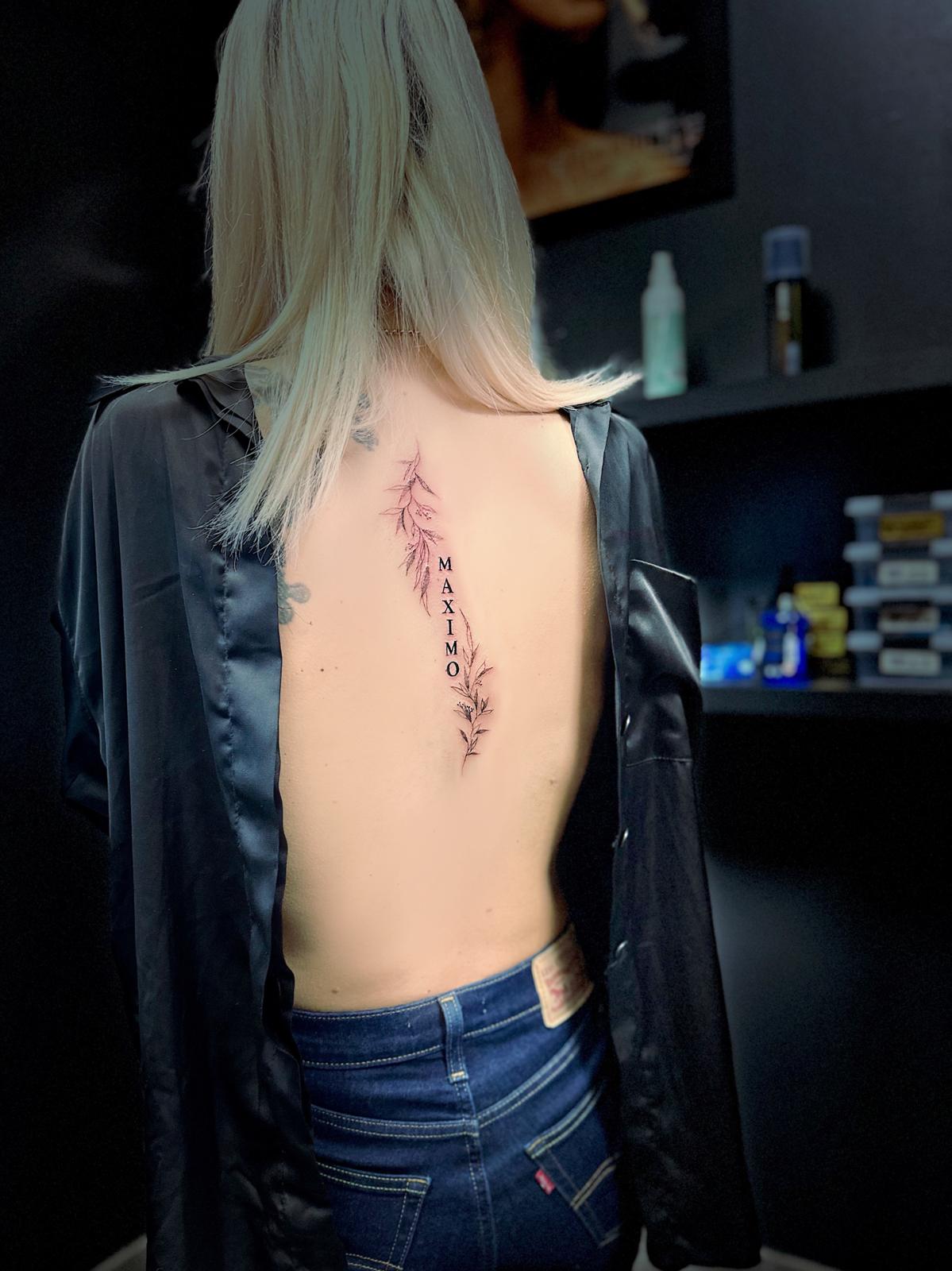 Diseño con nombre y flores — Tatuaje Getafe Leyenda
