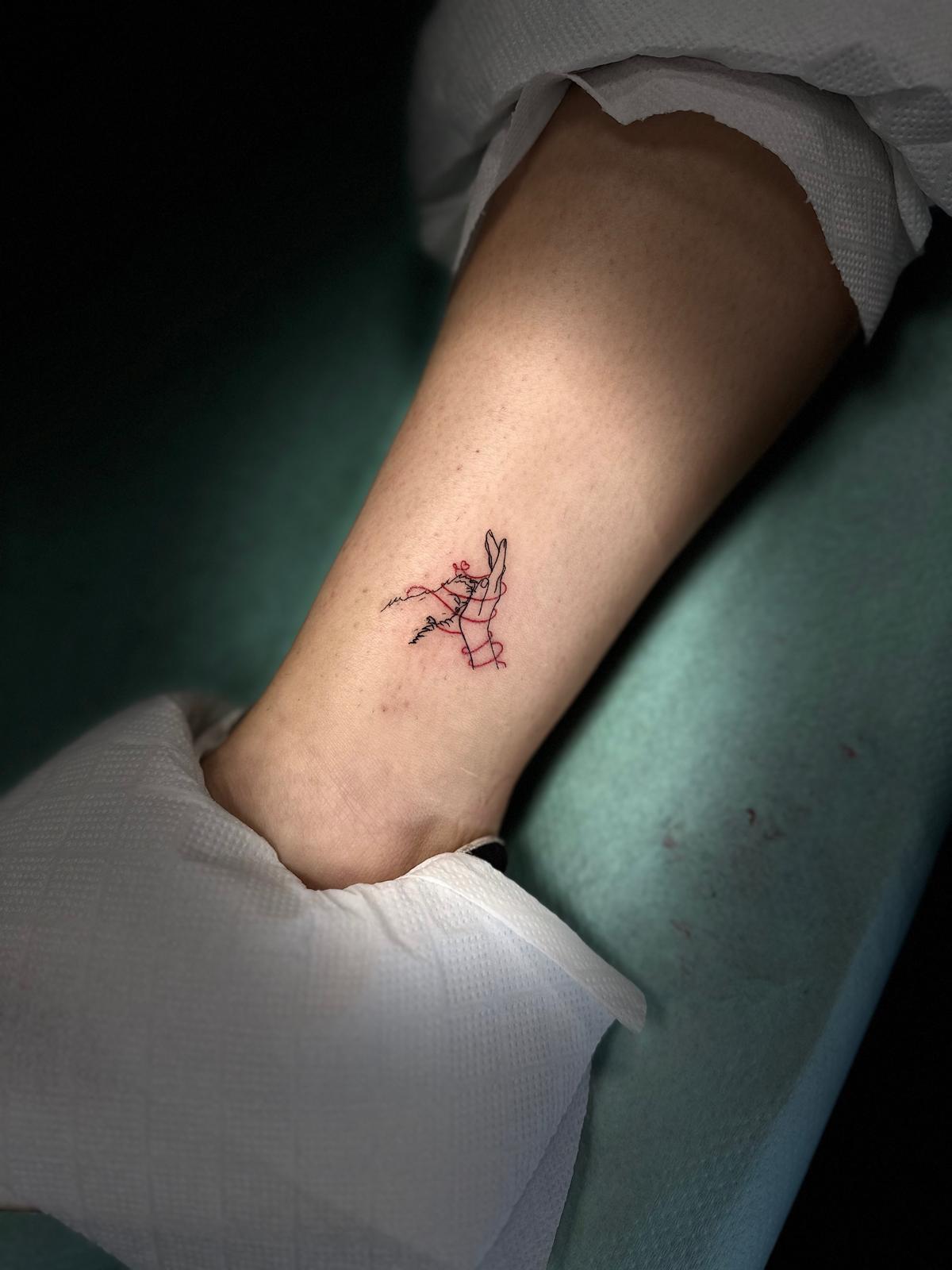 Mano junto a pata de perro — Tatuaje Getafe Leyenda